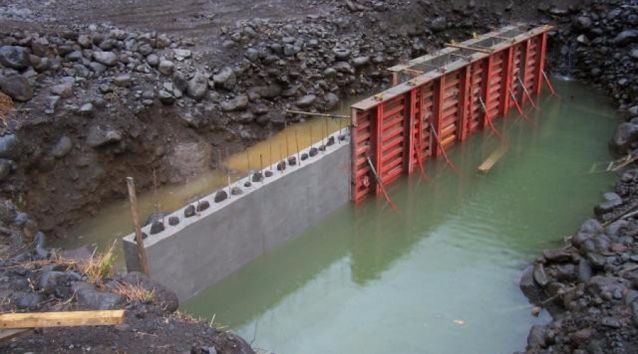 Réalisation d’un gué en enrochements percollés de béton de la TITAAVIRI